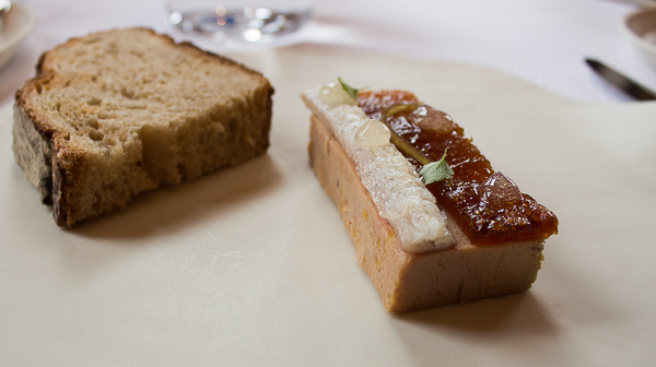 Foie gras de canard au naturel, gratin de pommes et infusion de feuilles, anguille fumée et zestes d'agrumes