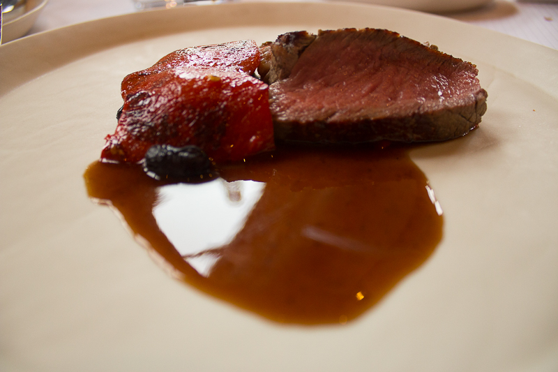 Faux-filet de bœuf Herdshire, poivrons rouges grillés, haricots rouges et myrtilles.