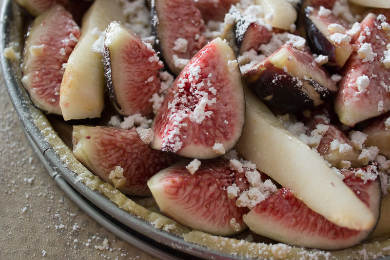 Zoom sur la tarte figues,poires, praliné