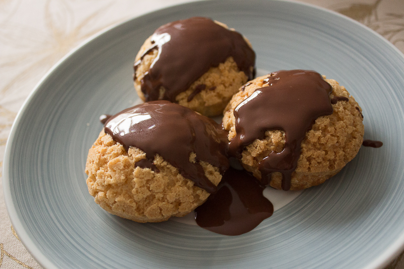 Assiette de profiteroles sauce chocolat