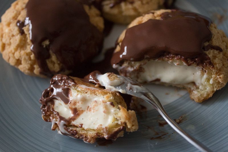 Zoom sur la crème des profiteroles