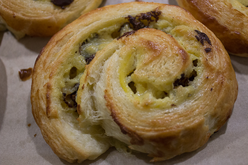 Les escargots feuilletés au chocolat sortis du four