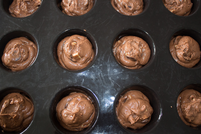 Pâte à muffins chocolat pochée dans le moule