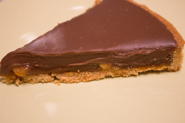 Tarte chocolat caramel cacahuètes façon Snickers