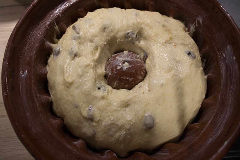 Kougelhopf dans le moule avant la pousse