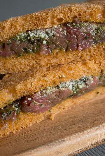 Pain de mie à la tomate et tartare de boeuf au pesto