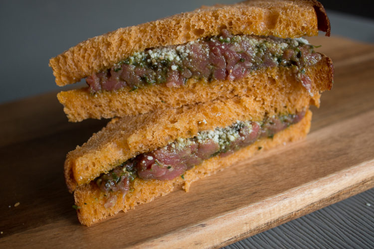 Pain de mie à la tomate et tartare de boeuf au pesto