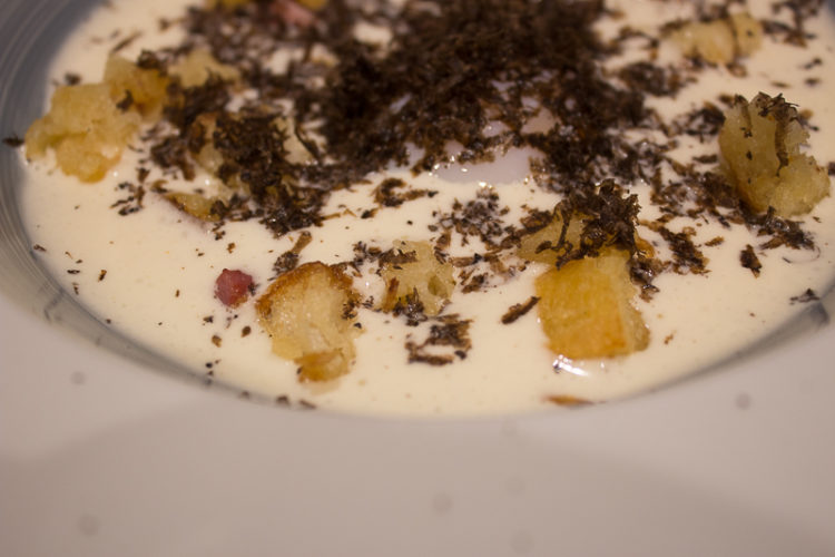 Œuf parfait, émulsion carbonara et truffe